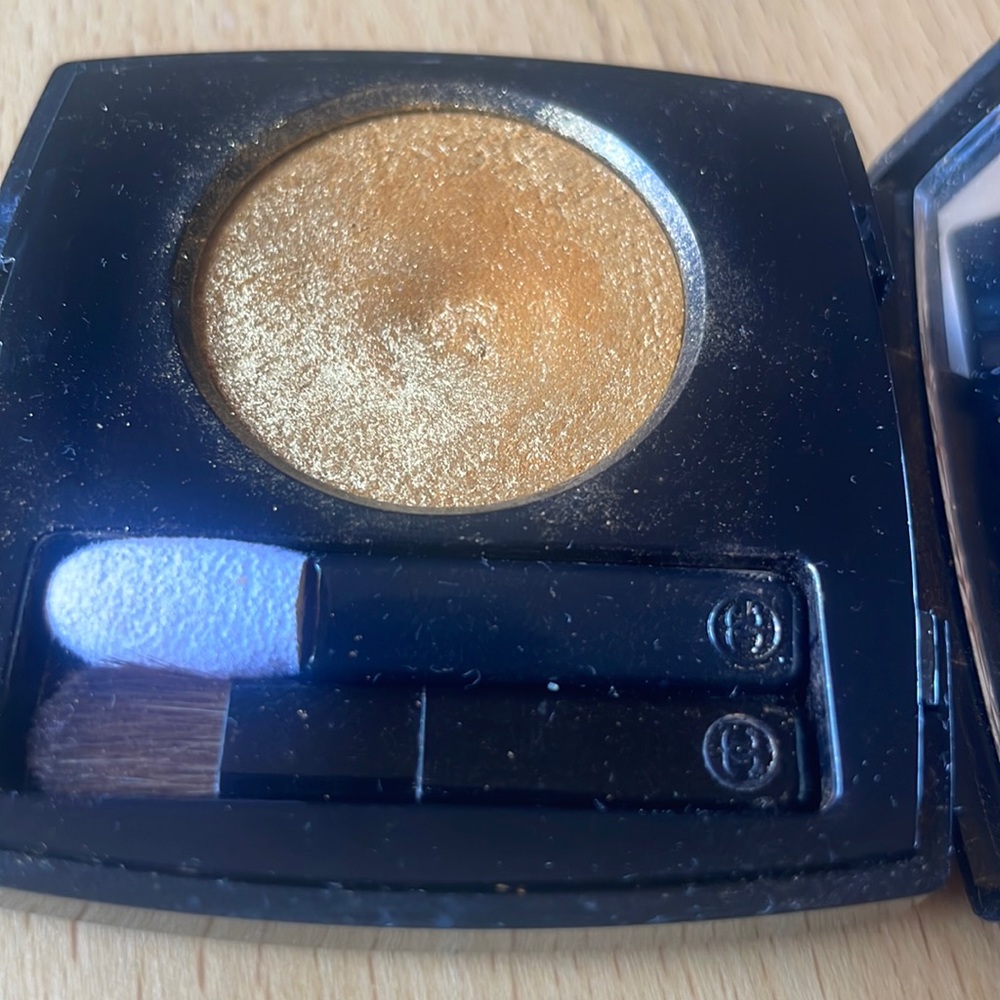 Chanel single metallic gold eyeshadow.